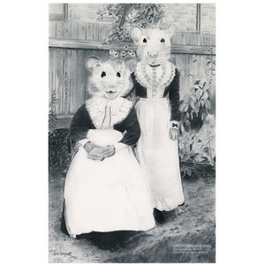 Puede incluir: Dibujo en blanco y negro de dos hámsters vestidos con trajes de criada de la época victoriana. Un hámster está sentado en una silla, sosteniendo un libro, mientras que el otro hámster está de pie junto a ella.