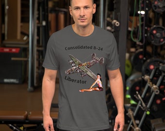 以下が含まれることがあります： チャコールグレーのTシャツに、コンソリデーテッドB-24リベレーター爆撃機とピンナップガールのヴィンテージイラストがプリントされています。Tシャツには「Consolidated B-24 Liberator」の文字がプリントされています。