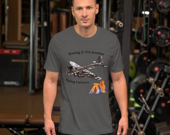 Op de afbeelding: Een antracietgrijs T-shirt met een vintage illustratie van een Boeing B-17G bommenwerper, ook wel bekend als Flying Fortress, met een pin-up girl ernaast.