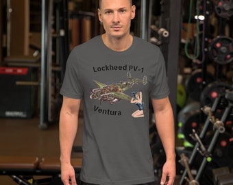 以下が含まれることがあります： 暗いグレーのTシャツに、ロッキードPV-1ベンチュラ機のビンテージイラストとピンナップガールが描かれています。イラストの上には「Lockheed PV-1 Ventura」というテキストが、下には「Ventura」というテキストが印刷されています。