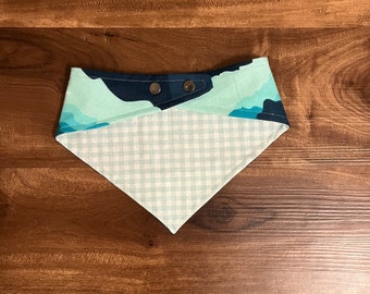 Bandana para mascotas - Reversible, cierre a presión, cuello curvo - Paisaje de montaña y cuadros azules