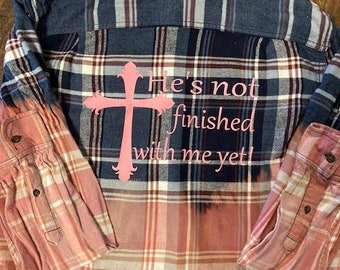 Aún no ha terminado conmigo: inspiradora camisa de franela misteriosa, desteñida y desgastada.