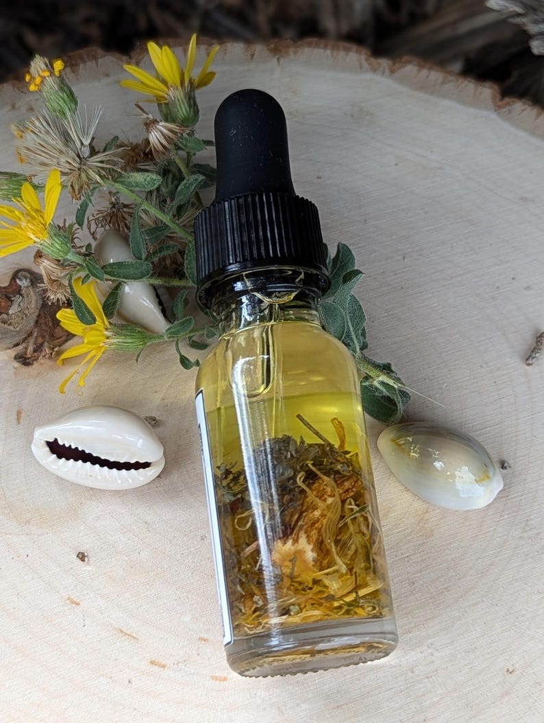 K&ouml;nnte beinhalten: Eine klare Glasflasche mit schwarzem Tropfer, gef&uuml;llt mit einer gelben Fl&uuml;ssigkeit und getrockneten Kr&auml;utern und Blumen. Die Flasche steht auf einer Holzoberfl&auml;che.