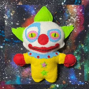 ショーティフェルト人形、オーダーメイドで手作り、宇宙からのキラークラウンにインスパイアされたホラーぬいぐるみ