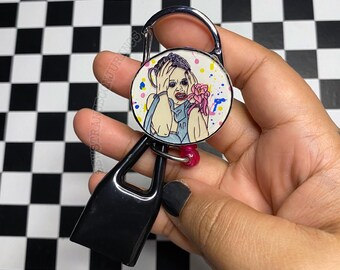 Soporte retráctil para encendedor Jawbreaker, hecho a mano por Courtney Shayne Art.