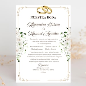 Pode incluir: Convite de casamento com anéis dourados no topo, com os nomes Alejandra Garcia & Manuel Aguilar. O convite tem detalhes florais e texto em espanhol, incluindo a data, hora e local da cerimónia.