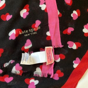 Kate Spade New York / coeur rose rouge noir / grande écharpe châle vintage 79 pouces / accessoire Pop Art au design unique / 100 % viscose / lui offrir