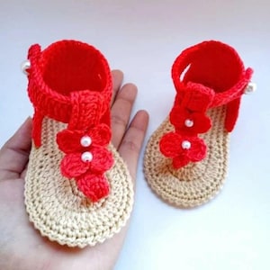 Zapatitos de bebé. zapatillas primeras tejidas a mano para niño o niña recién  nacida. patucos de ganchillo hechos a mano.