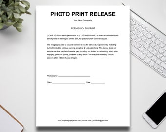 Pode incluir: Um formulário de liberação de impressão fotográfica em preto e branco com o título "Photo Print Release" e o texto "Your Name Photography" no topo. O formulário inclui seções para o fotógrafo, o cliente e a data.