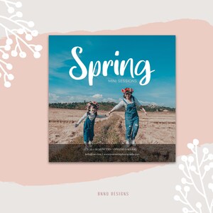 K&ouml;nnte beinhalten: Ein Werbebild f&uuml;r Mini-Fotoshootings im Fr&uuml;hling. Das Bild zeigt eine Mutter und ihre Tochter, die Hand in Hand auf einem Feld spazieren gehen. Der Text "Spring Mini Sessions" ist in wei&szlig;er Kursivschrift auf blauem Hintergrund geschrieben.
