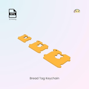 Può includere: Tre portachiavi arancioni a forma di etichetta per pane di diverse dimensioni sono mostrati su uno sfondo sfumato. Il testo "Bread Tag Keychain" è in basso. Sono presenti anche un'icona di stampa 3D e un taco dei cartoni animati.
