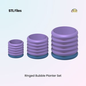 Puede incluir: Conjunto de tres macetas de burbujas moradas con anillos. Las macetas son de diferentes tamaños y tienen una base azul.