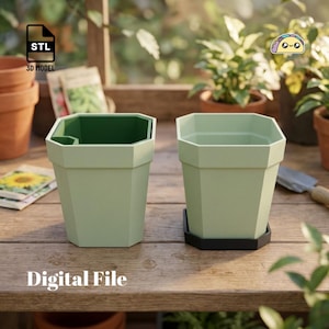 Puede incluir: Dos macetas octogonales de color verde claro con acabado mate. Una maceta tiene un revestimiento interior verde oscuro, mientras que la otra descansa sobre un plato octogonal negro. La imagen incluye los textos STL 3D MODEL y Digital File.