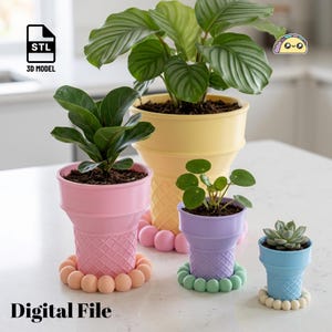Peut inclure: Quatre pots de fleurs en forme de cône de glace aux tons pastel rose, jaune, violet et bleu, avec une base gaufrée et un anneau de petites sphères à la base. Chaque pot contient une plante verte, avec le texte STL 3D MODEL et Digital File.