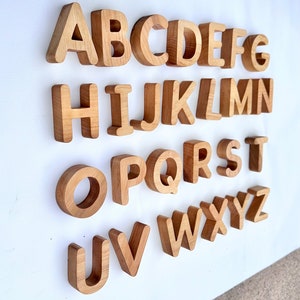 29 letras mayúsculas de madera aceitadas, letras mayúsculas magnéticas del alfabeto para niños, juguetes de madera con imanes de letras mayúsculas, materiales Montessori del alfabeto
