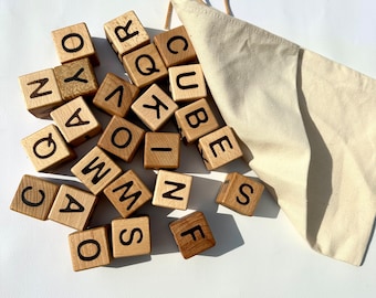 Blocos de alfabeto de madeira feitos à mão, cubos de brinquedo com letras Montessori, presente para chá de bebê