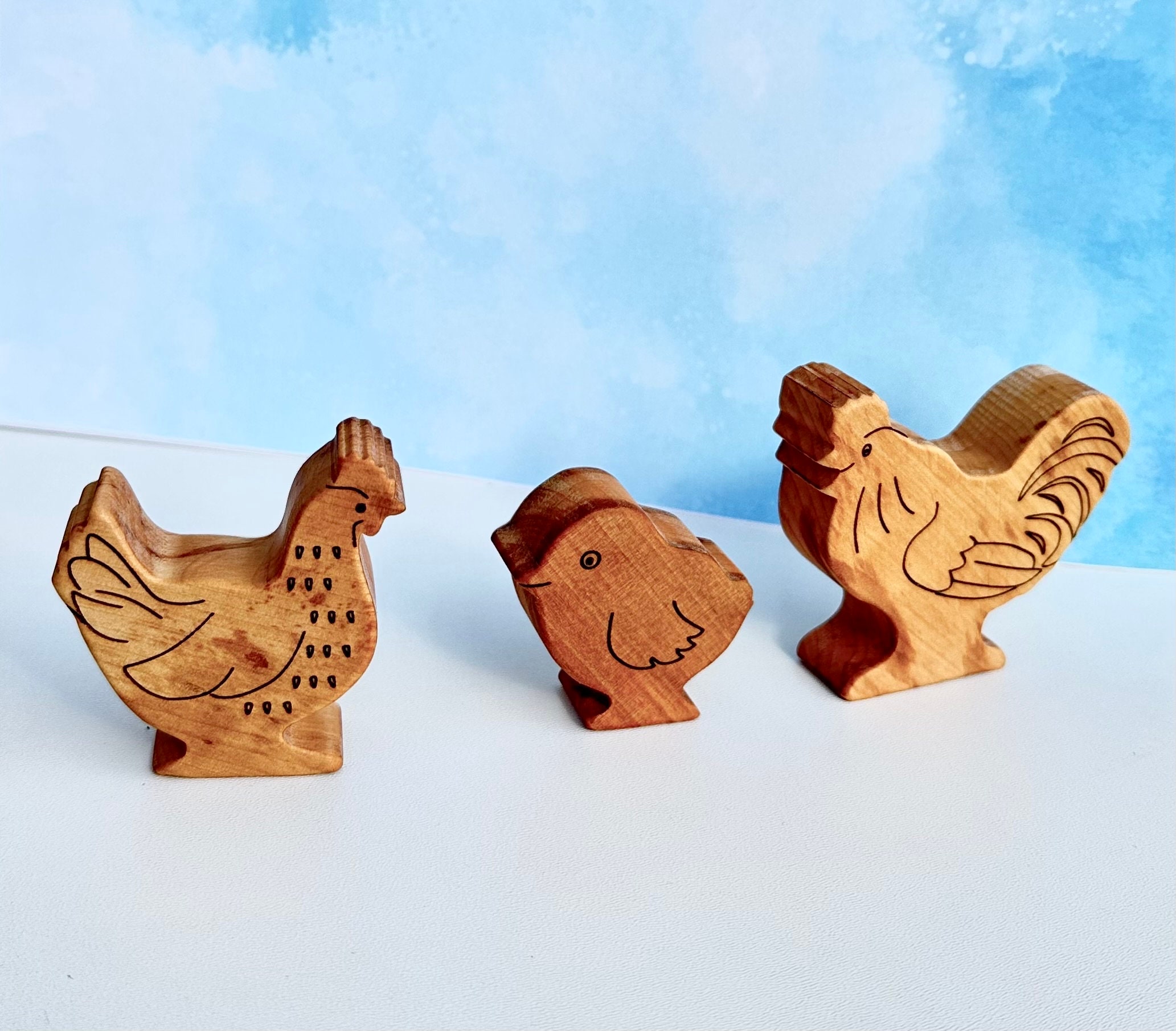 手彫りの木製の鳥 - ニワトリの家族：ウォルドルフ農場の手作り動物の