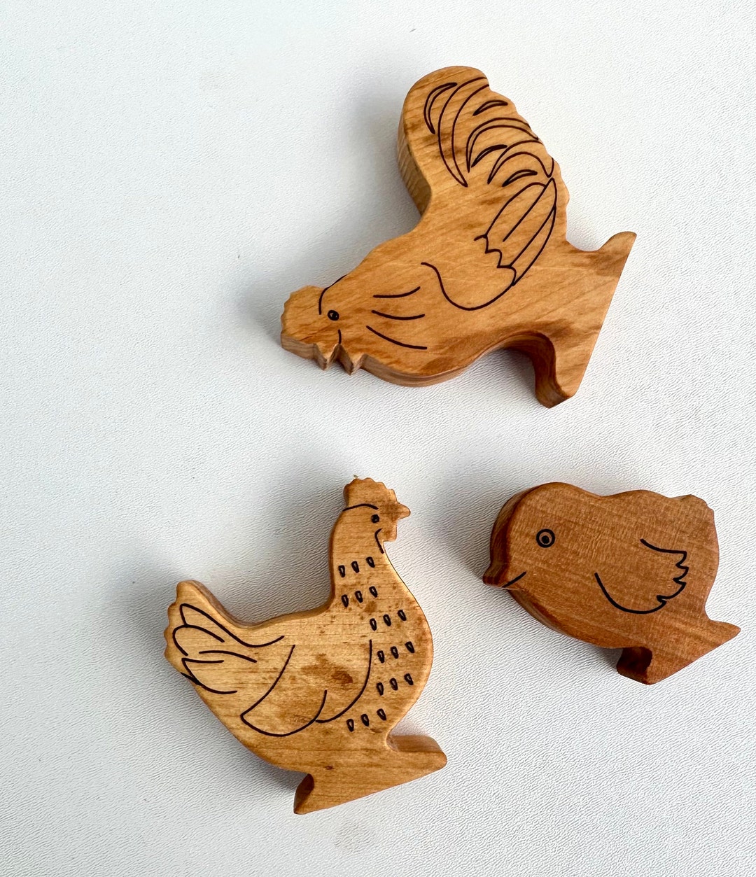 手彫りの木製の鳥 - ニワトリの家族：ウォルドルフ農場の手作り動物の