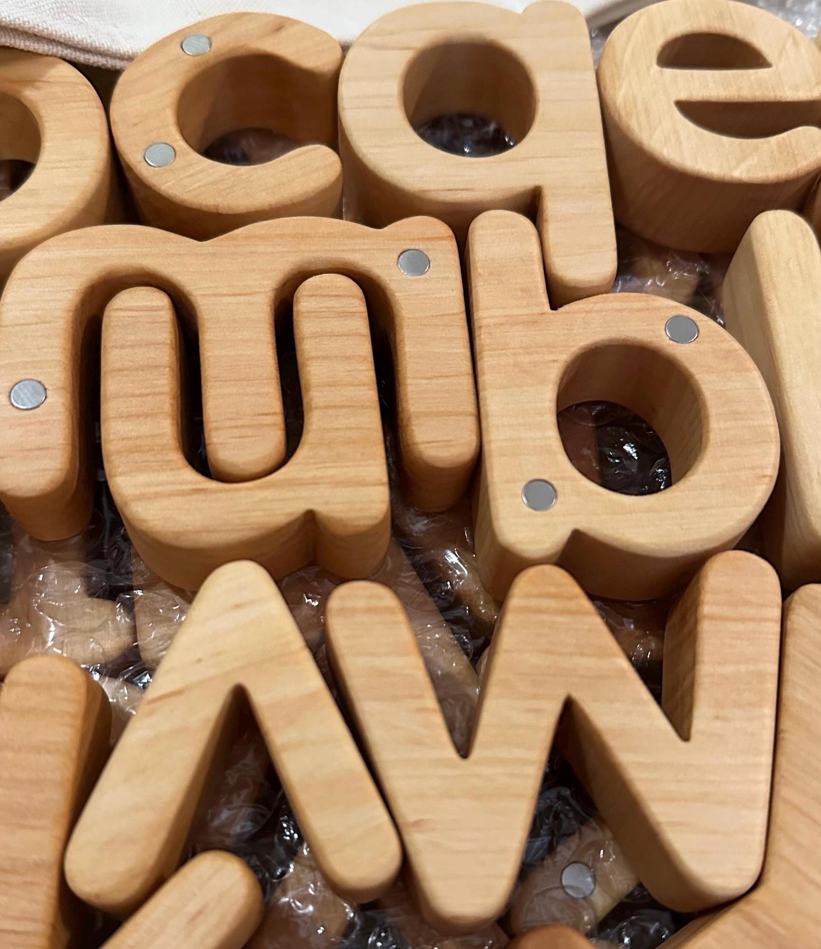 VILAC Set De 80 Imanes De Madera Letras Minúsculas - Alfabeto Magnético Para Aprendizaje Montessori, Letras De Madera Con Pintura No Tóxica, Ideal Para Niños De 3 A 6 Años, Regalo Educativo