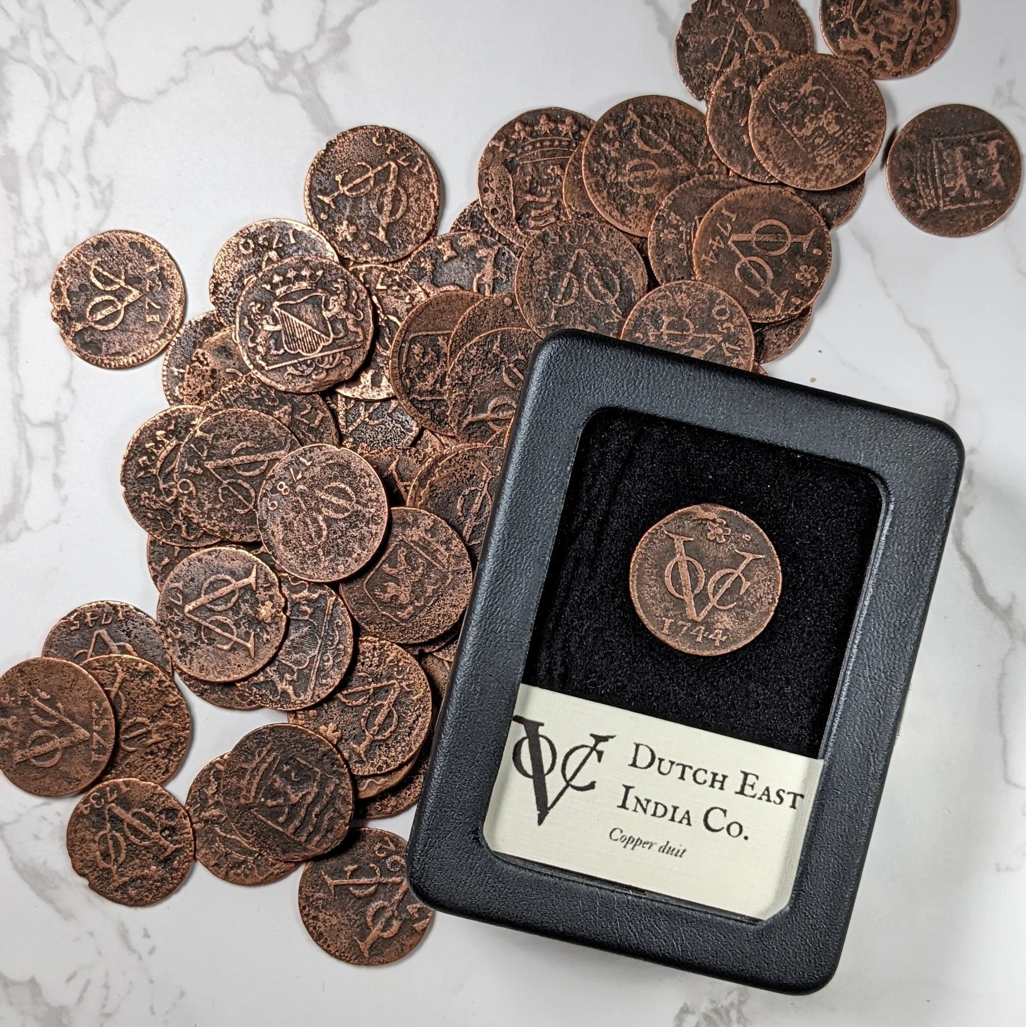 オランダ東インド会社発行の正真正銘のコイン、1790年代、ガラスケース オランダ東インド会社発行の正真正銘のコイン、1790年代、ガラスケース