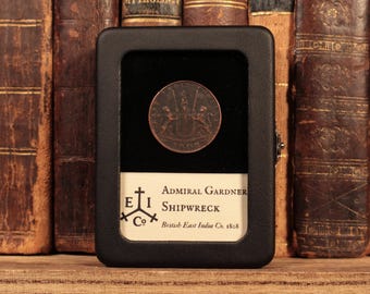 ガードナー提督の難破船、本物の回収銅貨（1809年）、ガラス展示 - 歴史の宝物