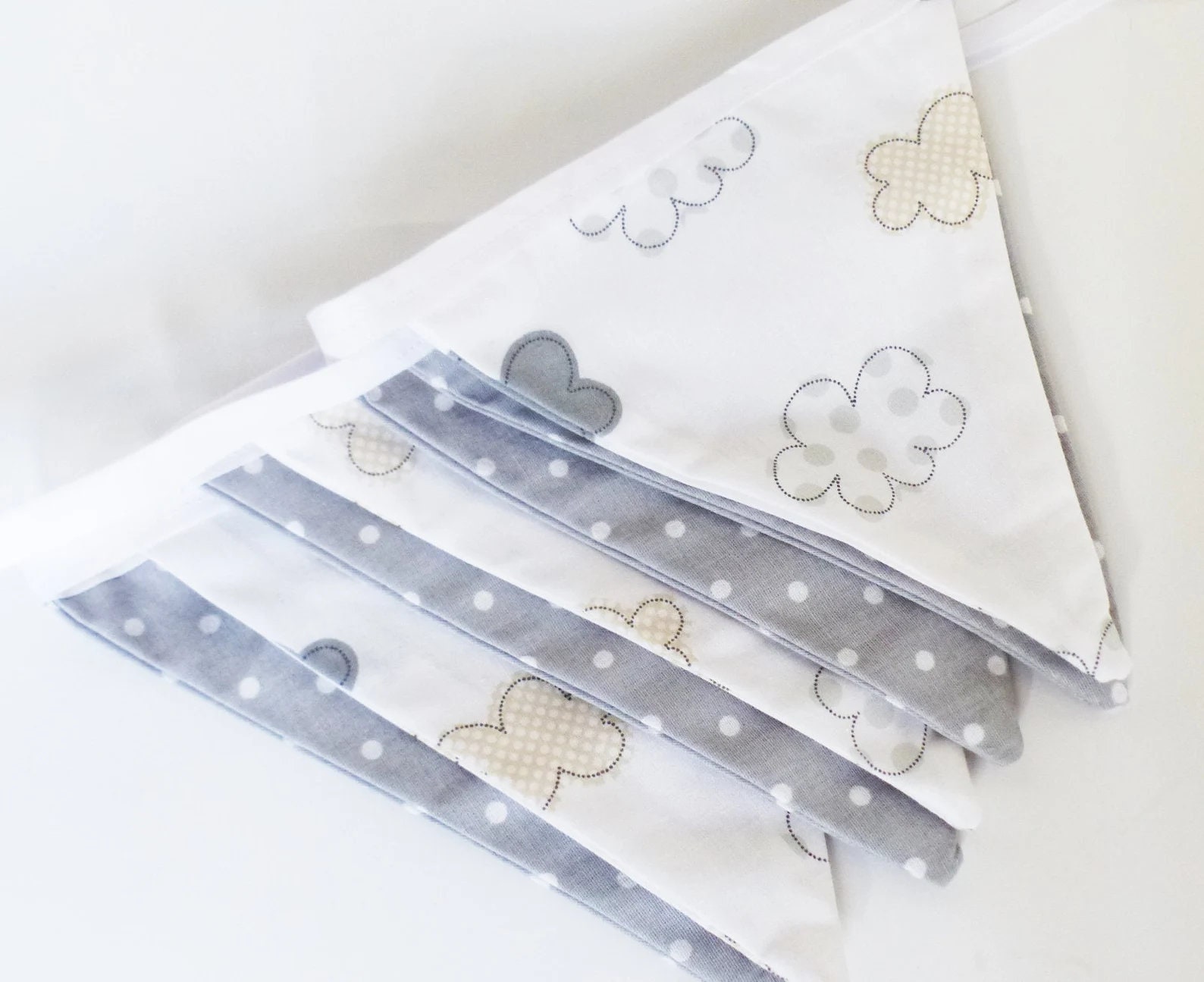 Guirlande 7 Fanions en Tissu - Décoration Bébé Nuages/Pois Gris Déco Chambre Enfant Idée Cadeau