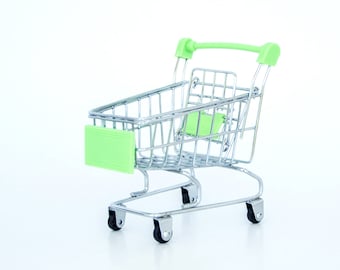 Puede incluir: Un pequeño carro de la compra de plata con asas verdes. El carro está vacío y tiene cuatro ruedas.