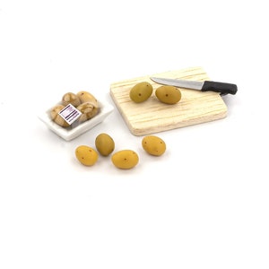 Miniature Potato&#39;s on tray Realistic miniatures Props replica