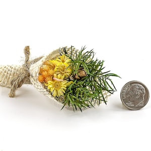 Miniaturowy, drobny bukiet suszonych kwiatów