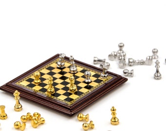 HHTX Set di Scacchi 1:12 Mini Modello di Scacchi in Miniatura Set di Scacchi Squisita Scacchiera Tascabile Giocattolo Casa delle Bambole Tasca Accessori per la Decorazione degli Scacchi Set di sc