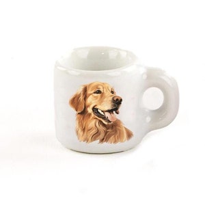 Könnte beinhalten: Eine weiße Keramiktasse mit einem aufgedruckten Golden Retriever. Der Hund schaut nach rechts und hat die Zunge herausgestreckt.