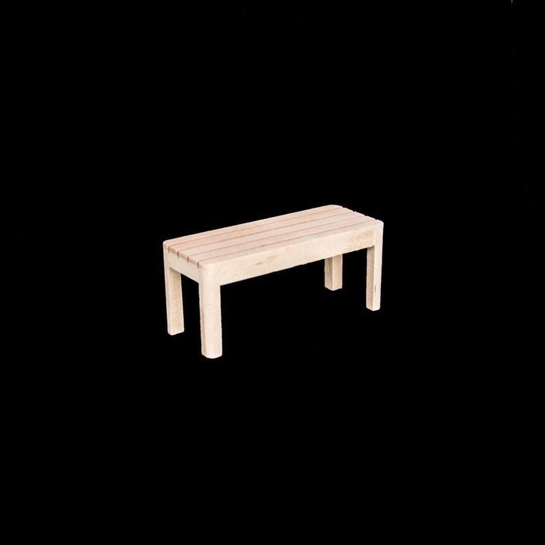 Puede incluir: Un banco de madera simple con un acabado marr&oacute;n claro. El banco tiene una parte superior rectangular y cuatro patas.
