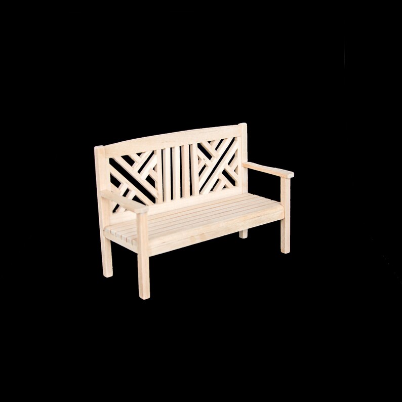 Puede incluir: Un banco de madera con un asiento de listones y un respaldo con un patr&oacute;n geom&eacute;trico. El banco est&aacute; hecho de madera natural y tiene un acabado marr&oacute;n claro.