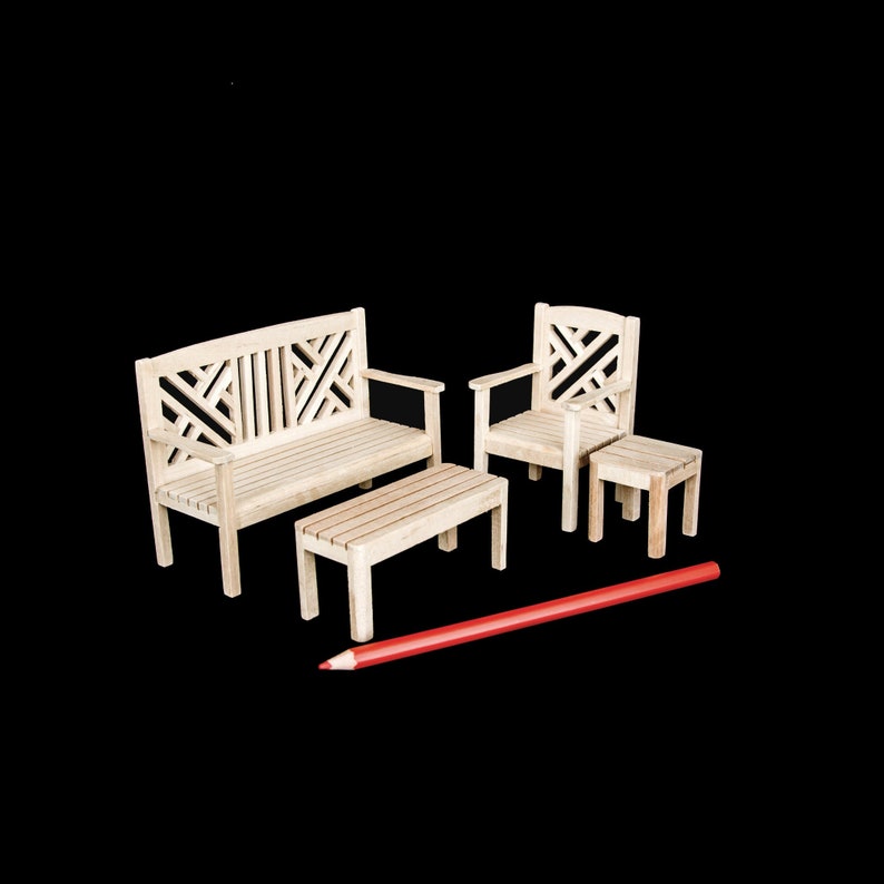 Puede incluir: Un conjunto de muebles de jard&iacute;n de madera con un banco, dos sillas y una mesa peque&ntilde;a. Los muebles est&aacute;n hechos de madera marr&oacute;n claro y tienen un dise&ntilde;o simple y cl&aacute;sico.