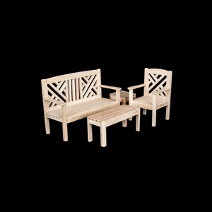 Puede incluir: Un conjunto de muebles de jard&iacute;n de madera con un banco, dos sillas y una mesa de caf&eacute;. Los muebles est&aacute;n hechos de madera marr&oacute;n claro y tienen un dise&ntilde;o simple y elegante.
