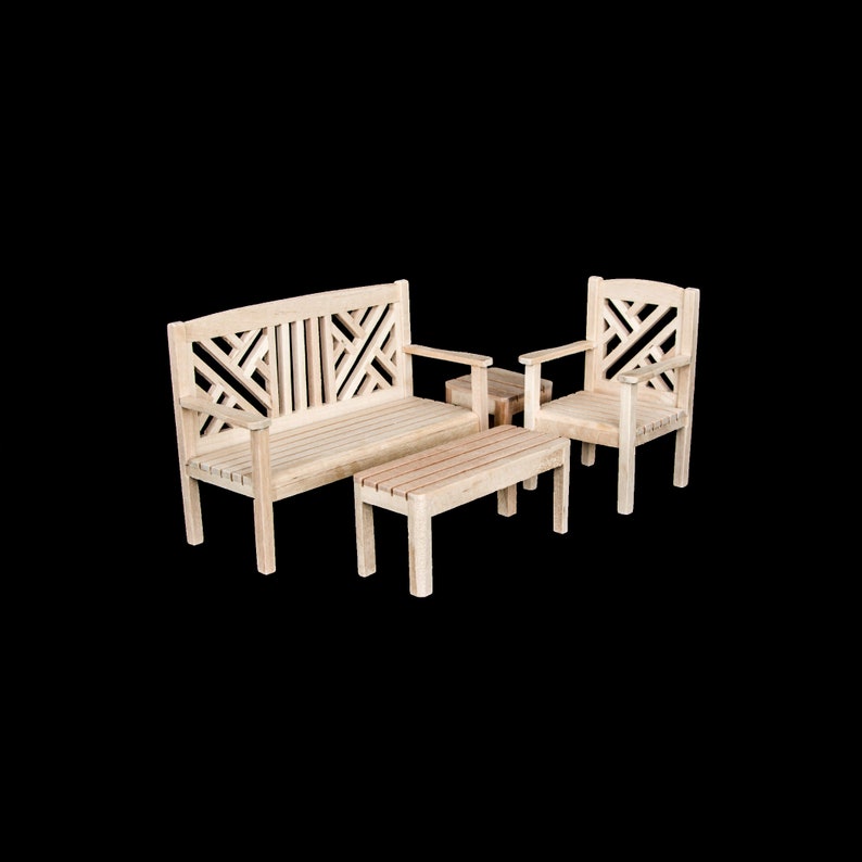 Puede incluir: Un conjunto de muebles de jard&iacute;n de madera con un banco, dos sillas y una mesa de caf&eacute;. Los muebles est&aacute;n hechos de madera marr&oacute;n claro y tienen un dise&ntilde;o simple y elegante.