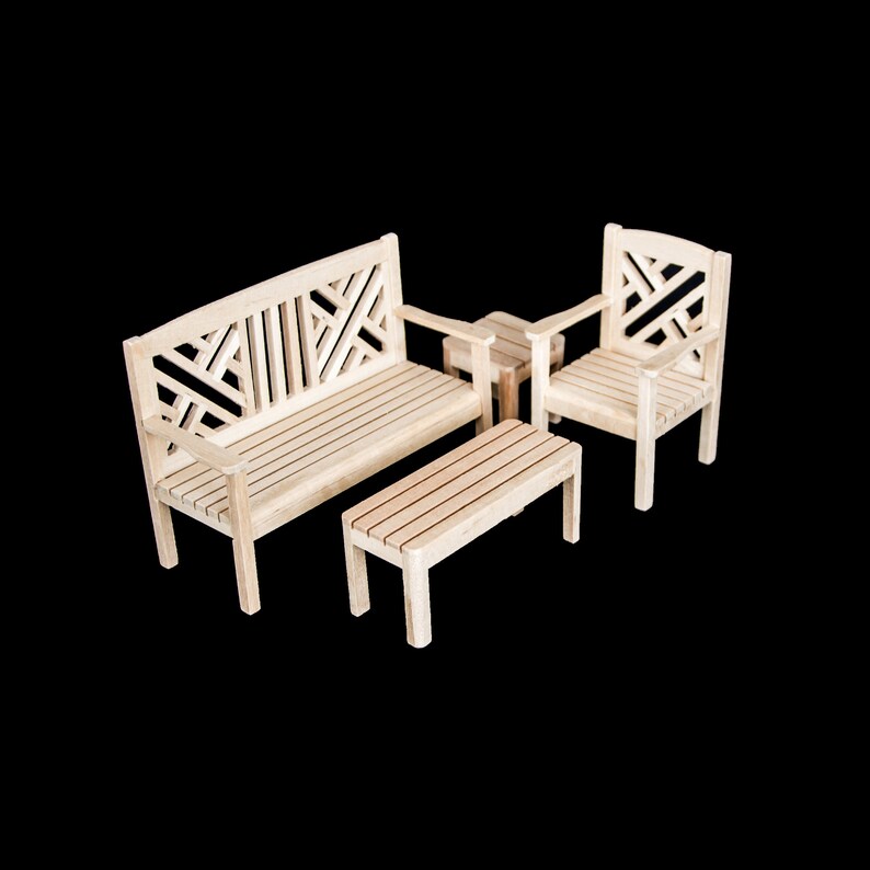 Puede incluir: Un conjunto de muebles de jard&iacute;n de madera con un banco, dos sillas y una mesa peque&ntilde;a. Los muebles est&aacute;n hechos de madera marr&oacute;n claro y tienen un dise&ntilde;o simple y moderno.