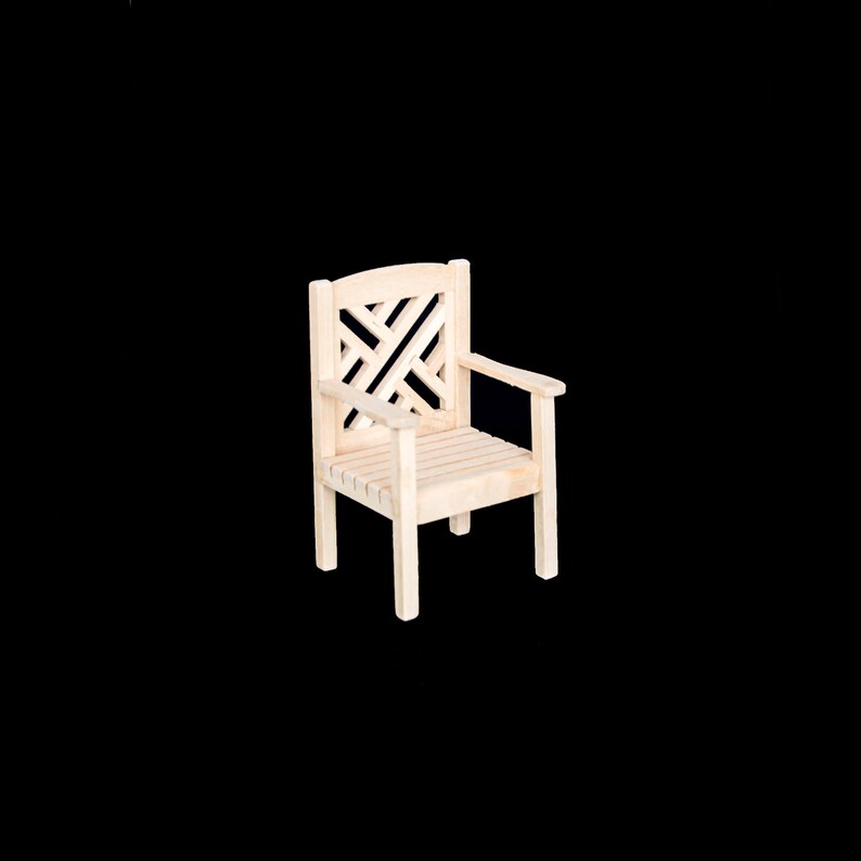 Puede incluir: Una silla de madera con respaldo y asiento de listones. La silla tiene un dise&ntilde;o sencillo y r&uacute;stico y est&aacute; hecha de madera natural.