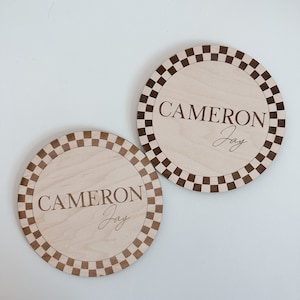Kariertes Laser Cut Namensschild für Neugeborene Photo Prop und Geburtsanzeige