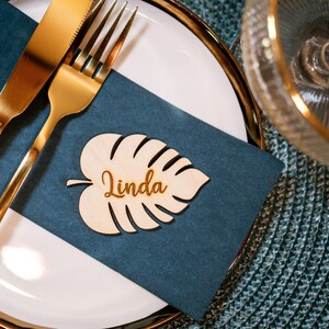 Monstera Tropische Hochzeit Platzkarten, personalisierte Monstera Blatt Tischkarten Holz Platzkarten gravierte Monstera Blatt Ortsnamen Monstera