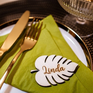 Monstera Tropische Hochzeit Tischkarten, personalisierte Monstera Blatt Tischkarten, Holz Platzkarten, gravierte Namen Monstera Blatt, Name Karten