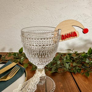 Kundenspezifische Glasmarkierungs-Anhänger aus Holz mit Acrylweinglas-Charms für Weihnachten Tischdekor Tischkarten-Ideen Glasanhänger Hut mit Namen
