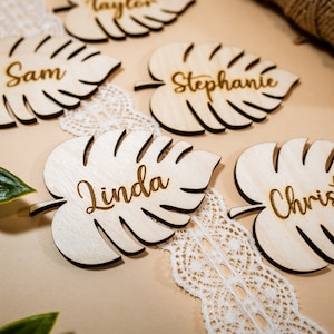 Segnaposto per matrimonio Monstera Tropical, Segnaposto personalizzati con foglie di Monstera, Segnaposto in legno, Nomi incisi con foglie di Monstera, Biglietti con nome