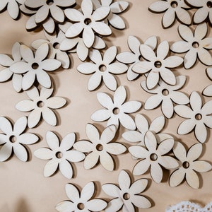 300 pezzi di fiori margherita a forma di piccoli coriandoli, ritagli di legno non finiti. Confezione di margherite, margherite tagliate al laser