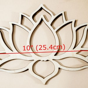 Könnte beinhalten: Ein Holzausschnitt einer Lotusblume mit einem Durchmesser von 10 Zoll (25,4 cm). Der Ausschnitt ist aus hellem braunem Holz gefertigt und hat ein filigranes, kompliziertes Design.