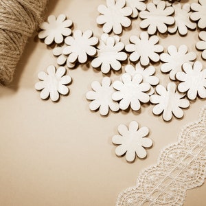 50 pezzi di fiori margherita a forma di piccoli coriandoli, ritagli di legno non finiti. Confezione di margherite, margherite tagliate al laser