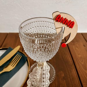 Ciondoli per bicchieri da vino per decorazioni natalizie, segnaposto in legno con acrilico, idee per segnaposto, ciondoli in vetro, cappello con nome