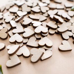 150 piccoli cuori in legno larghi 31 mm/ 1,2" Decorazioni per la tavola di nozze, piccoli coriandoli a cuore in legno, decorazioni d'amore, Scrapbooking, abbellimenti