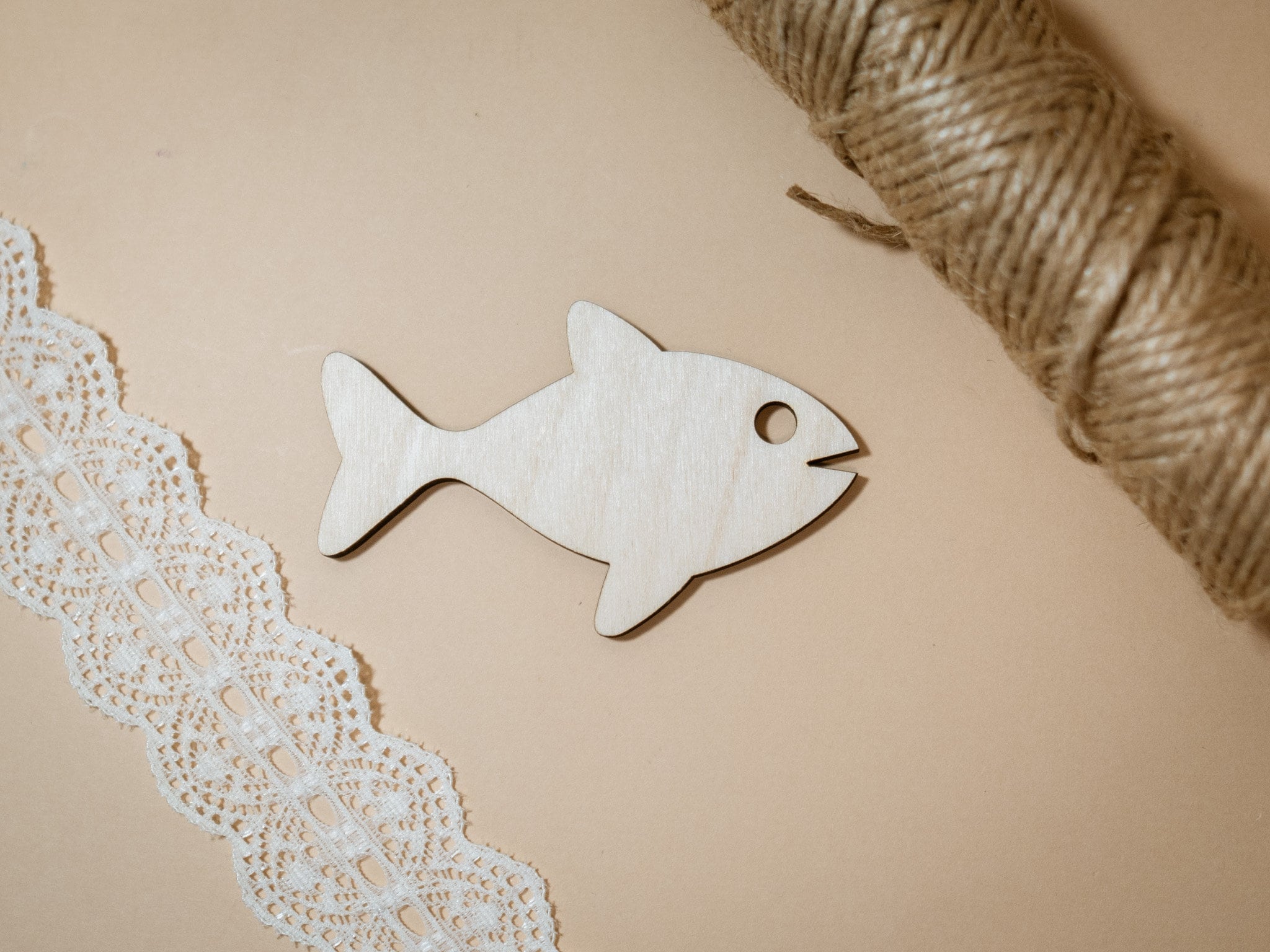 工芸品用の木製の魚の形 木製の魚の装飾 木製の形 天然木 魚 木製の