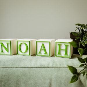 Freistehendes Namensschild aus Holz, Buchstaben für Babyzimmer, Name für&#39;s Kinderzimmer, Buchstaben für&#39;s Kinderzimmer, freistehende Buchstaben